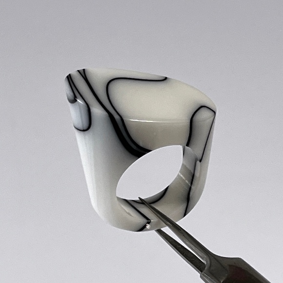 Vintage Lucite Ring Chunky White Black Marble Swirl Statement Unisex Acrylic J - Picture 1 of 15